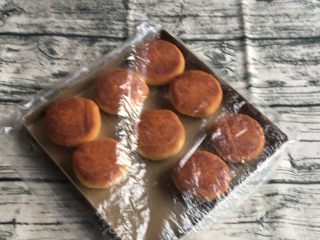 喜饼+椰蓉奶酪味,烤完拿出冷却，冷却后装入蛋糕袋中保存。