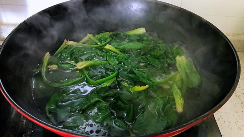 菠菜拌粉条,焯一下水，捞出过凉开水。