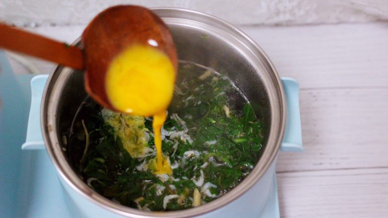 养生营养的荠菜虾皮鸡蛋汤,这个时候把打散的鸡蛋液，慢慢倒入锅中。