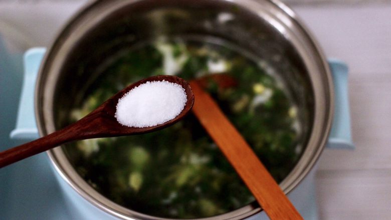 养生营养的荠菜虾皮鸡蛋汤,根据个人口味，锅中加入适量的盐调味。