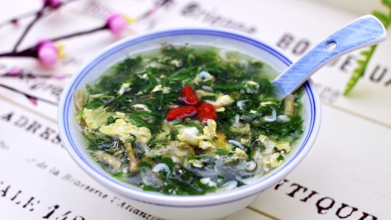 养生营养的荠菜虾皮鸡蛋汤,鲜美无比又营养丰富的荠菜虾皮鸡蛋汤就出锅咯。