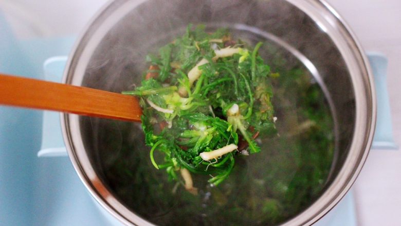 养生营养的荠菜虾皮鸡蛋汤,东菱早餐机的汤锅重新倒入纯净水煮沸后，把切段的荠菜放入锅中。