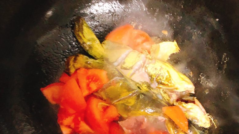 黄骨鱼鲜汤面,将黄骨鱼入锅煎制两年金黄后，放入番茄一起翻炒