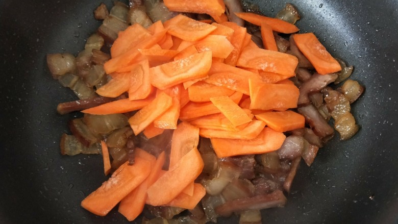 #猪里脊#腊肉炒荷兰豆,然后倒入胡萝卜，翻炒片刻。
