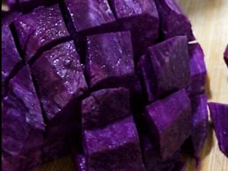 紫薯银耳羹,利用这个时间紫薯洗净去皮切成小块。