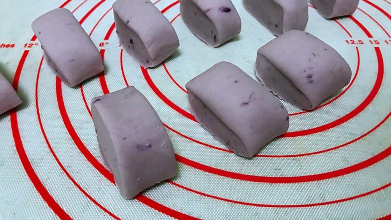紫薯馒头，柔软超弹,用刀切成大小一样的块。