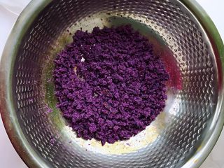 紫薯馒头，柔软超弹,紫薯蒸熟去皮压成泥。