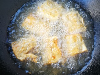 红烧带鱼#年年有余#,油量比平时炒菜多一倍这样，然后把带鱼放进去煎至两面金黄。