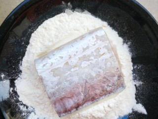 红烧带鱼#年年有余#, 处理好的带鱼，放到面粉里打个滚儿。