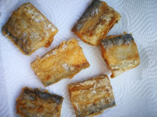 红烧带鱼#年年有余#,煎好的带鱼放厨房纸吸油。备用。