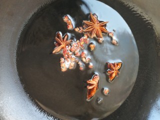 红烧带鱼#年年有余#,另起锅放入花椒八角爆香。