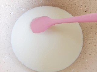 炸鲜奶,把牛奶，白糖和玉米淀粉放奶锅中搅匀。
