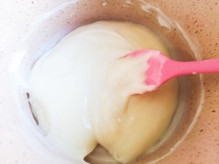炸鲜奶,小火加热，边加热边搅拌，成细腻顺滑的面糊。