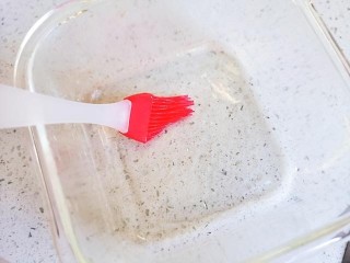 炸鲜奶,容器中刷一层玉米油防粘。