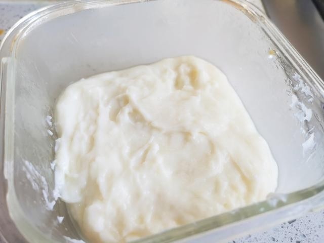 炸鲜奶,把牛奶糊倒入，刮平表面。