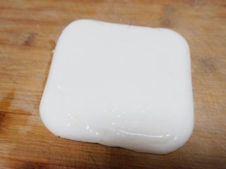 炸鲜奶,盖上盖子或者保鲜膜，放冰箱冷藏，凝固后取出脱模，切成小长块。