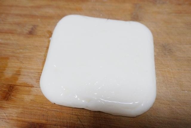 炸鲜奶,盖上盖子或者保鲜膜，放冰箱冷藏，凝固后取出脱模，切成小长块。