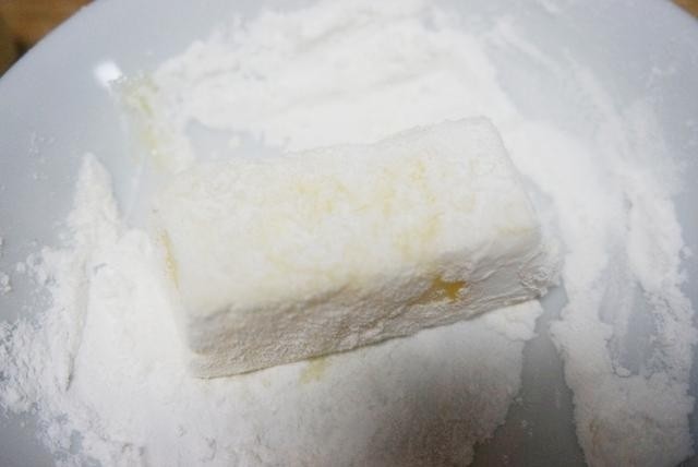 炸鲜奶,裹一层玉米淀粉，再裹一层蛋液，再裹一层玉米淀粉。最后也可以裹面包糠。
