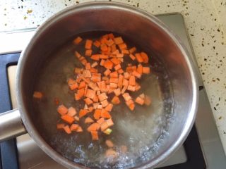 五彩缤纷,锅中烧开水，放入胡萝卜丁煮开