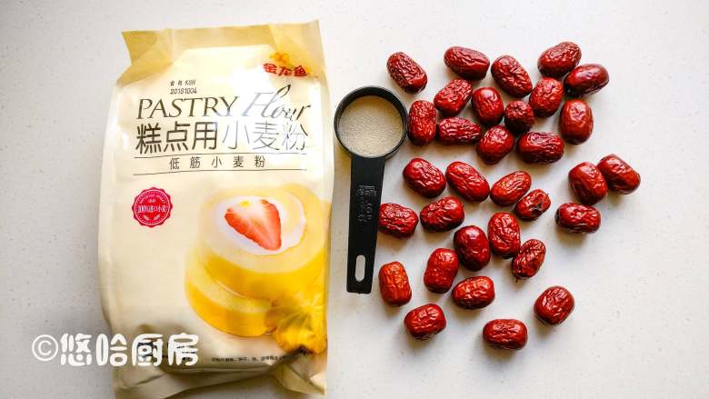 枣花馒头,要准备的材料，低筋面粉一样可以蒸面食，红枣要小一点的。