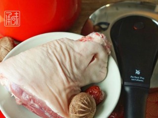 红火年菜红火年——红枣香菇炖蹄髈,准备好一只蹄髈，中间断骨横切，但连肉，肉不断。