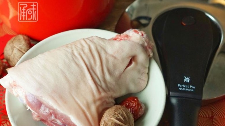 红火年菜红火年——红枣香菇炖蹄髈,准备好一只蹄髈，中间断骨横切，但连肉，肉不断。