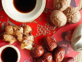 红火年菜红火年——红枣香菇炖蹄髈,准备食材，生抽、糖、酒、香菇、姜、大枣等。