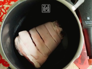 红火年菜红火年——红枣香菇炖蹄髈,姜去皮切片，蹄髈的缝隙中。并加入所有的料。 放入所有配菜及料后，在锅中加入80ml清水