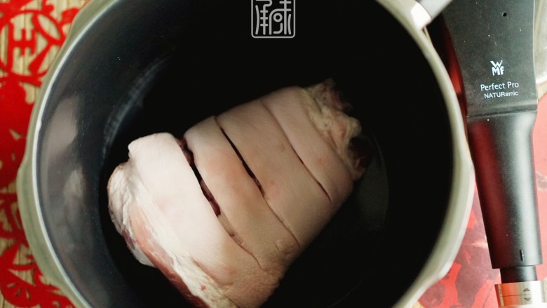 红火年菜红火年——红枣香菇炖蹄髈,姜去皮切片，蹄髈的缝隙中。并加入所有的料。 放入所有配菜及料后，在锅中加入80ml清水