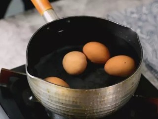 年夜饭必备的一道菜, 做法简单的“金钱蛋”, 保准家人都爱吃,鸡蛋冷水下锅，煮10分钟