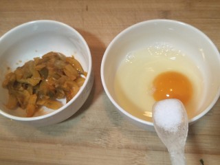 榨菜蛋花汤—快手小汤,把榨菜倒出来打一个蛋，蛋中加入一勺盐。