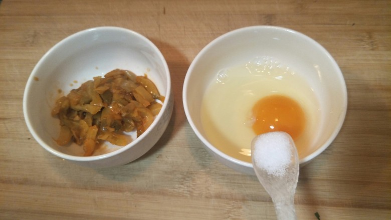 榨菜蛋花汤—快手小汤,把榨菜倒出来打一个蛋，蛋中加入一勺盐。