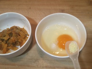榨菜蛋花汤—快手小汤,一小勺味精。
