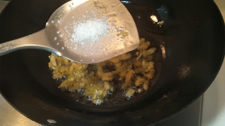 榨菜蛋花汤—快手小汤,适量的加一勺糖。继续煸炒30秒。