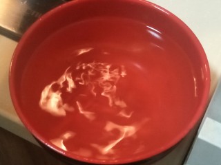 榨菜蛋花汤—快手小汤,倒一碗冷水。