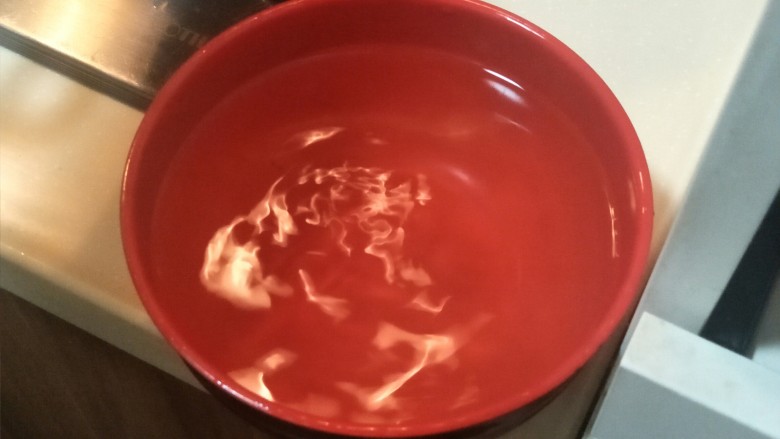 榨菜蛋花汤—快手小汤,倒一碗冷水。