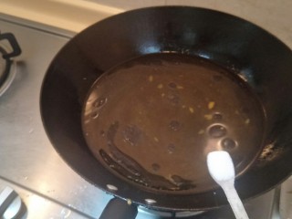 榨菜蛋花汤—快手小汤,把冷水倒入锅内放一小勺盐。