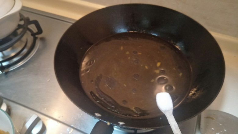 榨菜蛋花汤—快手小汤,把冷水倒入锅内放一小勺盐。