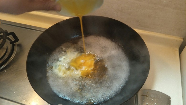 榨菜蛋花汤—快手小汤,高处倒入鸡蛋液。