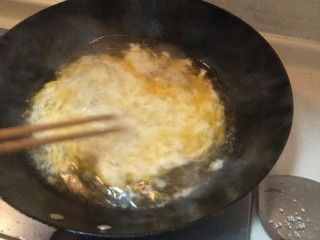 榨菜蛋花汤—快手小汤,马上用筷子拨散。变成蛋花汤。