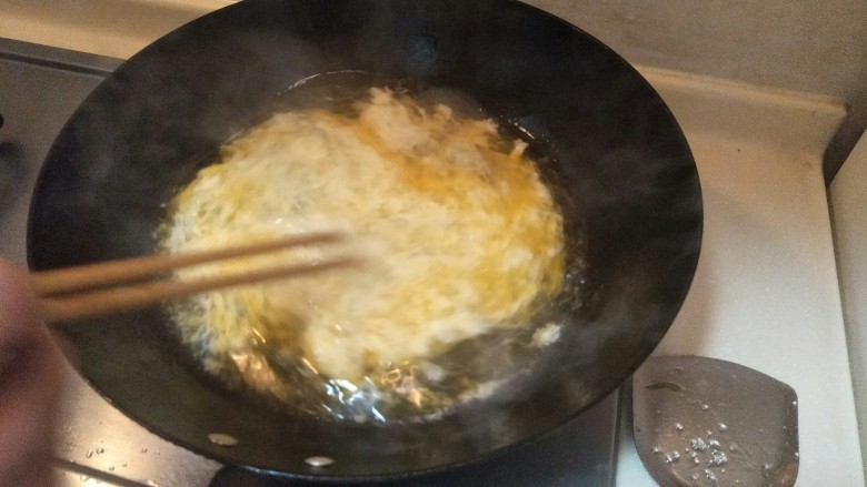 榨菜蛋花汤—快手小汤,马上用筷子拨散。变成蛋花汤。