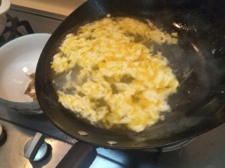 榨菜蛋花汤—快手小汤, 倒入碗中。和榨菜汇合。