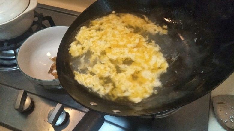榨菜蛋花汤—快手小汤, 倒入碗中。和榨菜汇合。