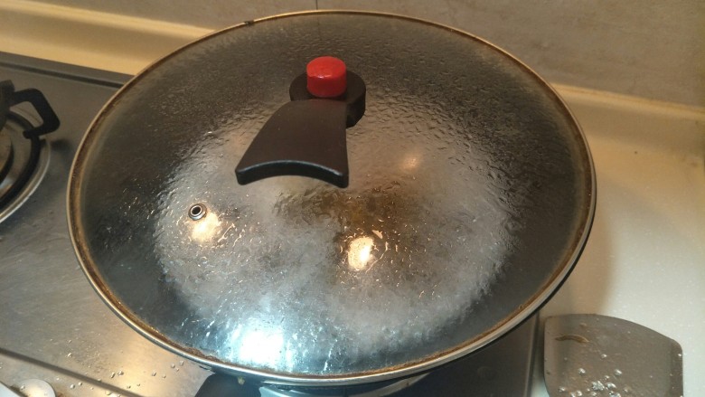 榨菜蛋花汤—快手小汤,加锅盖，等大火煮沸。