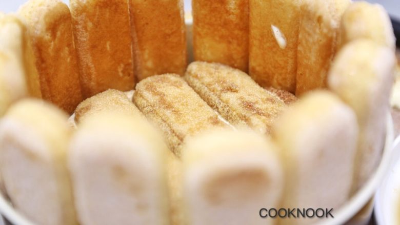 免烤箱莓果提拉米苏,重复铺上浸泡过咖啡酒的手指饼干