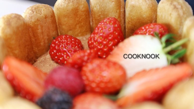 免烤箱莓果提拉米苏,撒上可可粉，用水果装饰
