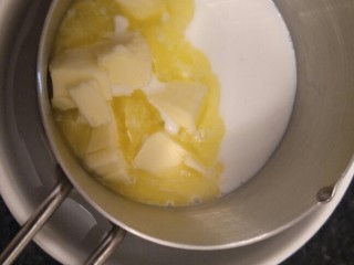 卡仕达长崎杯子蛋糕,20克无盐黄油和15克牛奶。隔水融化。