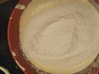 卡仕达长崎杯子蛋糕,过筛60克低筋面粉加两克泡打粉