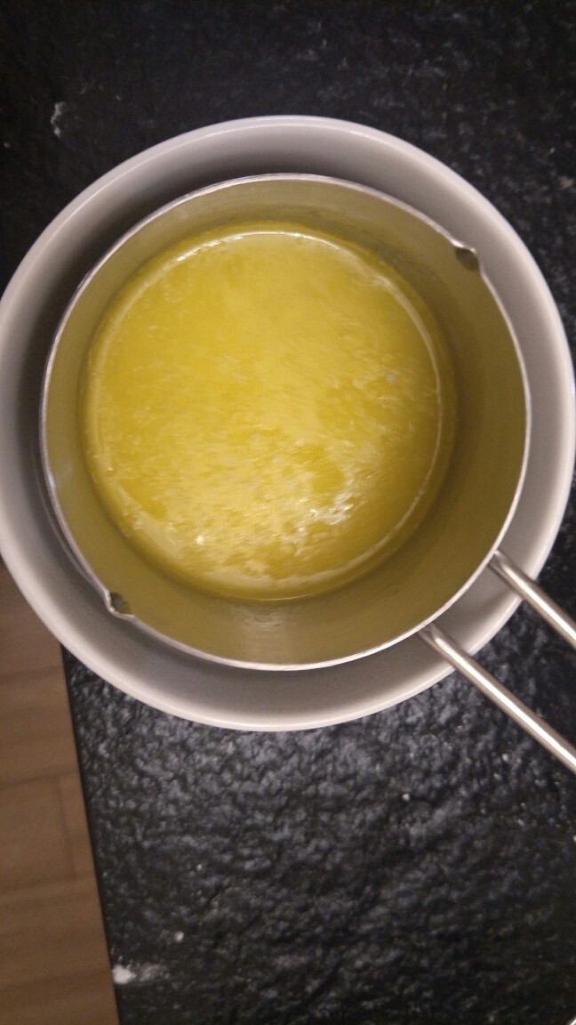卡仕达长崎杯子蛋糕,黄油牛奶隔水融化后。