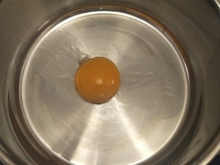 卡仕达长崎杯子蛋糕,开始制作卡仕达酱。老方法一个蛋黄。